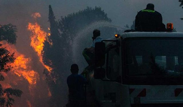 Atina yakınlarında orman yangını nedeniyle evler boşaltıldı