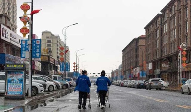 Çin'in Heilongjiang eyaletinde günlük ihtiyaçları halka ulaştıran market çalışanları