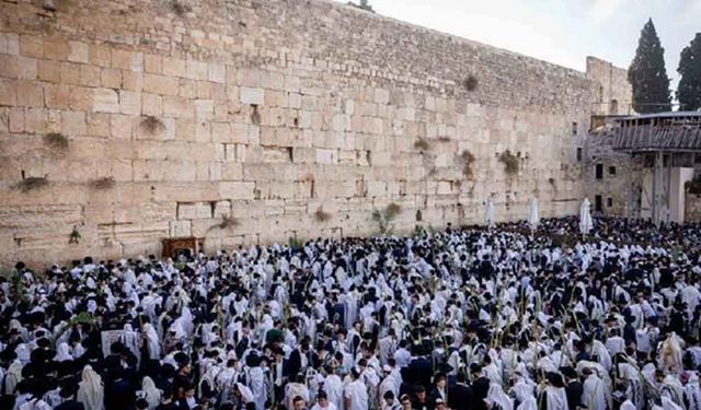 Sukot Bayramı'nın 7. gününde Hoshana Rabbah duası eden Yahudiler