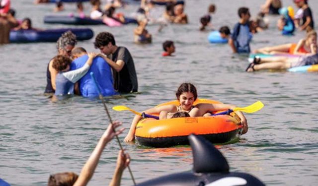 Sukot bayramı tatilinde Taberiye Gölü'nde eğlenen İsrailliler