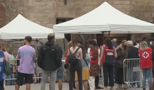 Barselona'da randevusuz aşı yapılan gezici aşı noktaları kuruldu