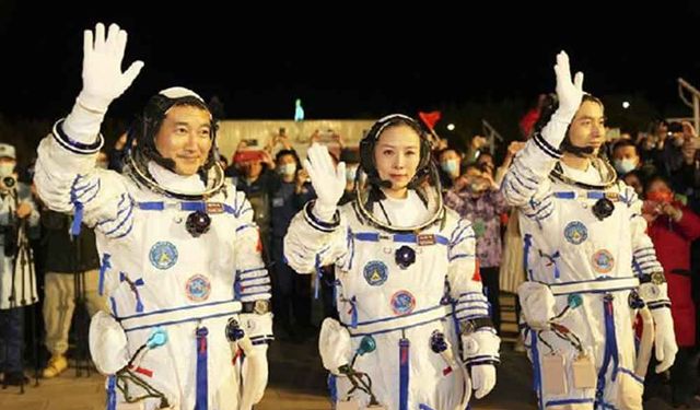 Shenzhou-13 görevini gerçekleştirecek Çinli astronotlar için uğurlama töreni düzenlendi