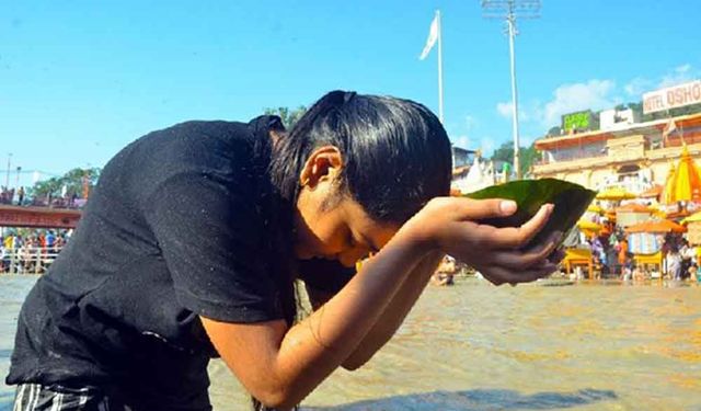 Hindular, Ganj Nehri'ne kutsal dalış yaptı