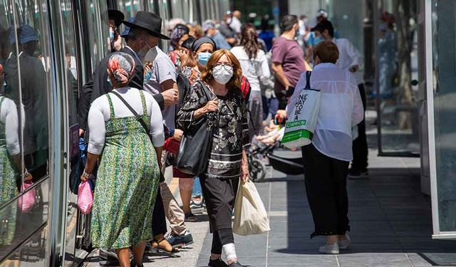 İsrail'deki Kovid-19 pozitif vaka oranı Temmuz sonundan bu yanaki en düşük seviyeye geriledi