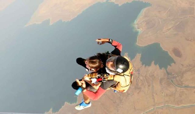 Dünyanın en alçak noktası Ölü Deniz'in üzerinden yüksekten uçun