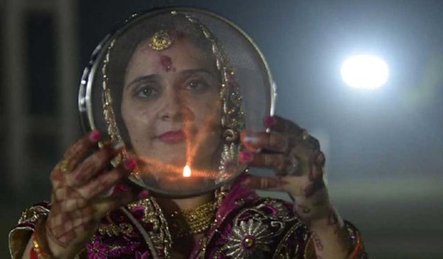 Hindistan'ın Agartala kentinde Karwa Chauth Festivali kutlanıyor