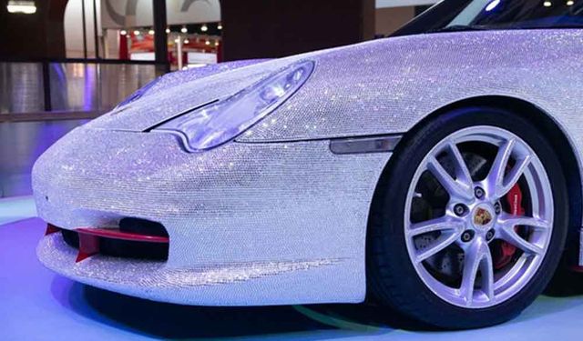 Shanghai'da düzenlenen CIIE'de değerli taşlarla süslenmiş Porsche dikkatleri üzerine çekti