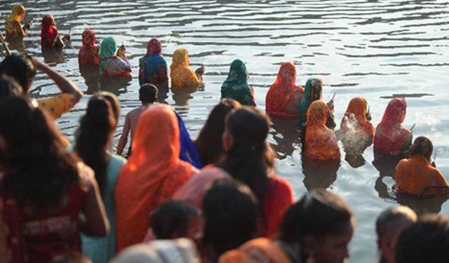 Hindistan'da Chhath Puja Festivali'nde güneşe dua edenler