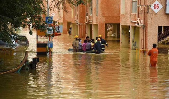 Hindistan'ın Bangalore kentinde şiddetli yağış sonrası tahliye çalışmaları yapıldı