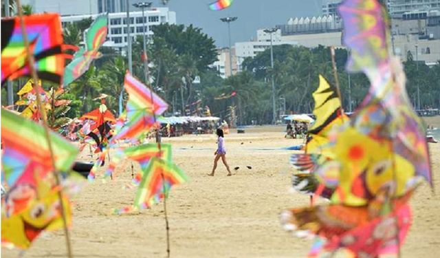 Aşılı turistlere kapılarını açan Tayland'ın Pattaya sahili ziyaretçilerini ağırlıyor