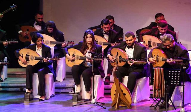 Bağdat'ta 18 yıldan sonra açılan tiyatroda ut orkestrası konser verdi