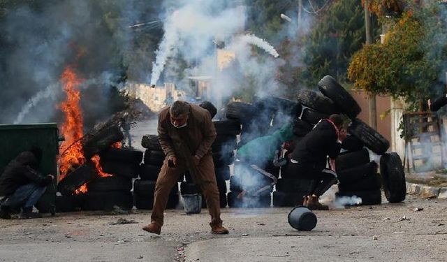 Sağlık görevlileri: Batı Şeria'da İsrail askerleriyle Filistinli protestocular arasındaki çatışmalarda onlarca kişi yaralandı