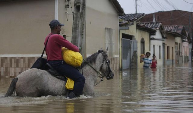 Brezilya'nın Bahia eyaletindeki Dario Meira şehrini sel vurdu