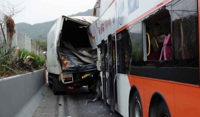 Çin'de otobüs ve kamyon çarpıştı: 8 ölü, 3 yaralı