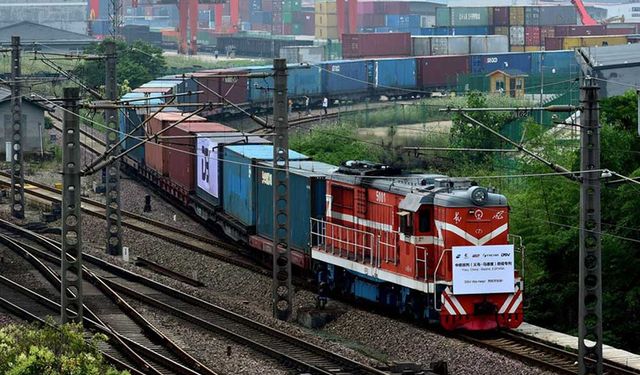 Çin'in Wuhan kentindeki Çin-Avrupa yük treni bininci kez sefere çıktı