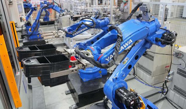 Çin'in Langfang kentindeki otomobil parçaları fabrikasında robotlar çalışıyor