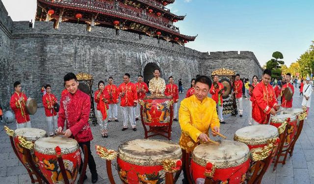 Çinli sanatçılar geleneksel Chaozhou davul müziği performansı sergiledi