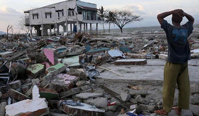 Endonezya açıklarında 7.4 büyüklüğünde deprem meydana geldi ve tsunami uyarısı yapıldı