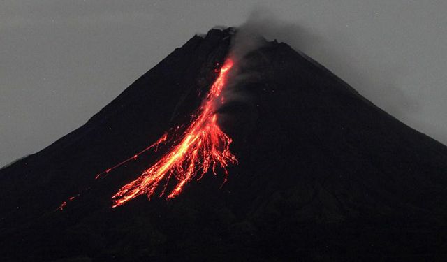 Endonezya'daki Merapi Yanardağı duman ve volkanik maddeler püskürttü