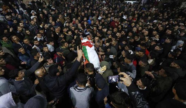 Filistin'in Nablus kentinde bir cenaze töreni