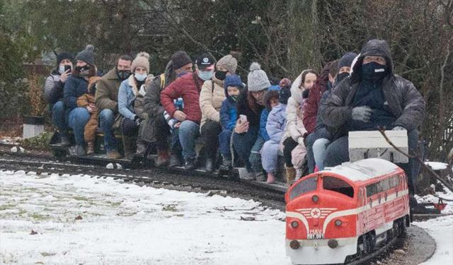 Macaristan'ın başkenti Budapeşte'de karda minyatür tren gezintisi