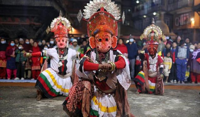 Nepal'deki Navadurga Festivali'nde sahne alan maskeli dansçılar büyük ilgi gördü