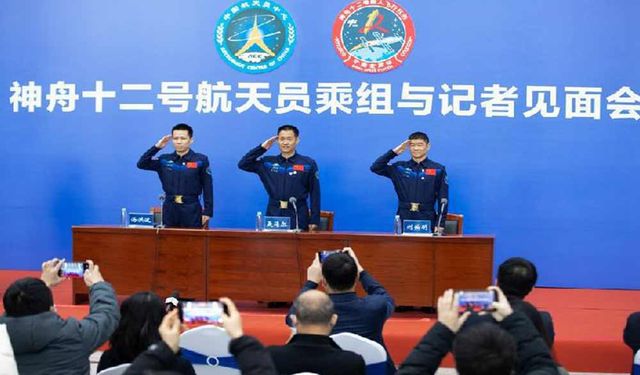 Shenzhou-12 astronotları Dünya'ya dönüşlerinin ardından ilk kez basının karşısına çıktı