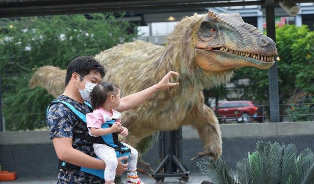 Tayland'ın başkentinde düzenlenen Dino Fest, turistlerin ilgi odağı oldu