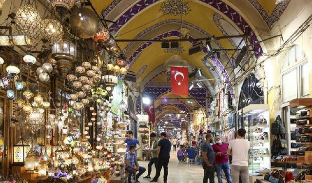 Türk lirasının yeniden değer kazanmasıyla, İstanbul'daki döviz piyasalarında ihtiyatlı iyimserlik hakim