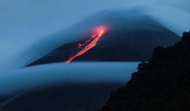 Endonezya'nın Merapi Yanardağı'nda volkanik hareketler devam ediyor