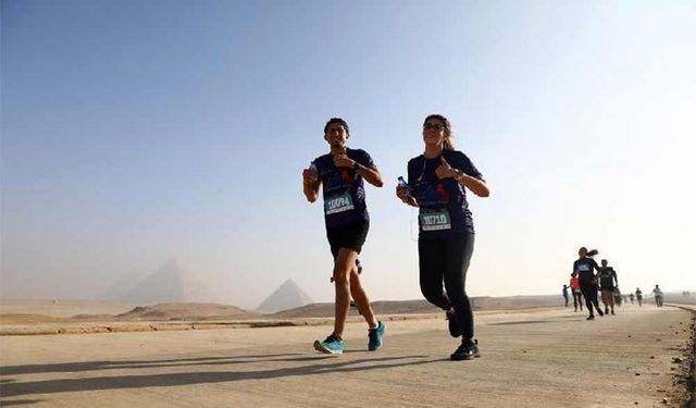 Giza Piramitleri yarı maratonunda binlerce kişi 'tarihin içinde koştu'