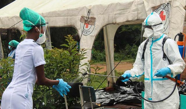 Güney Afrikalı Doktor: Kovid-19'un Omicron varyantı ile enfekte olan hastaların çoğu hafif belirtiler gösteriyor