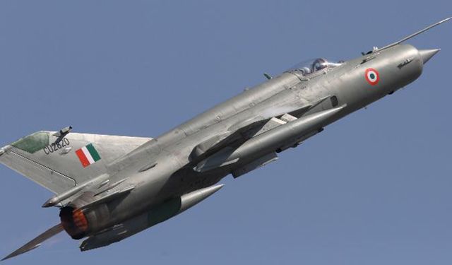 Hindistan Hava Kuvvetleri'ne ait bir MiG-21 savaş uçağı ülkenin batısında düştü