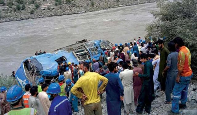 Pakistan'da otobüs düğüne daldı: 8 ölü, 9 yaralı