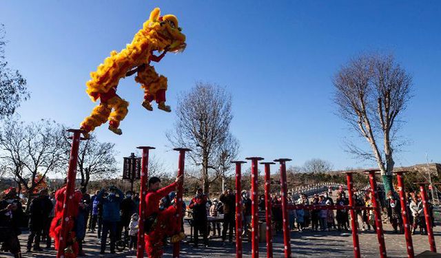 Çin'de Yeni Yıl tatili için düzenlenen aslan dansı gösterisi