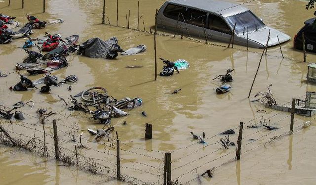 Endonezya'nın Aceh eyaletinde sel suları altında kalan araçlar