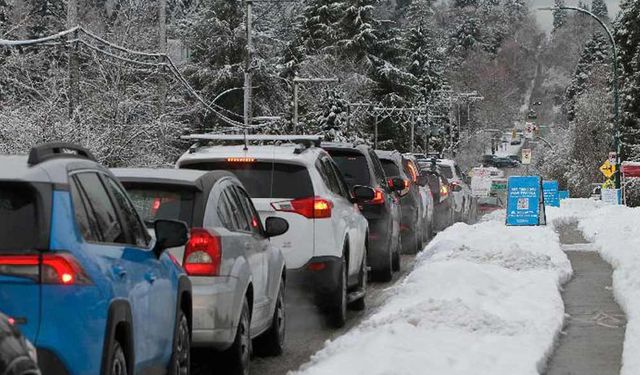 Kanada'nın Vancouver kentinde Kovid-19 test alanındaki araç kuyruğu