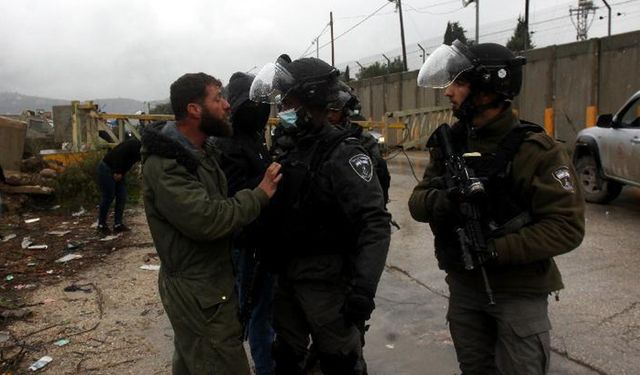 Nablus'ta İsrail sınır polisiyle tartışan Filistinliler