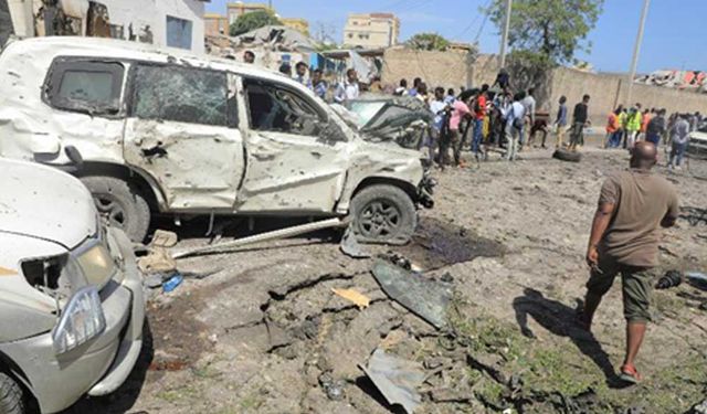 Somali'nin başkenti Mogadişu'da bombalı araçla intihar saldırısında en az 10 kişi öldü