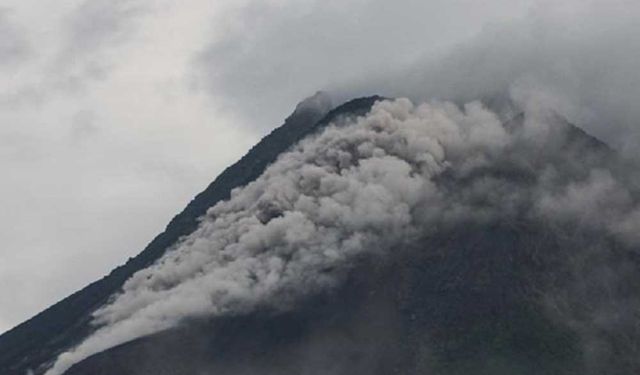 Merapi Yanardağı volkanik madde püskürttü