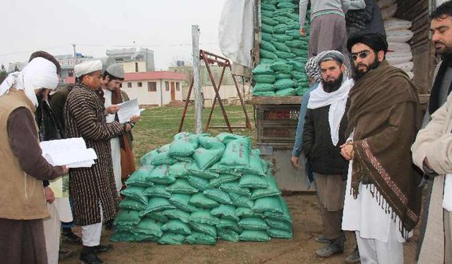 Afganistan'da yardım malzemeleri ihtiyaç sahiplerine dağıtılıyor