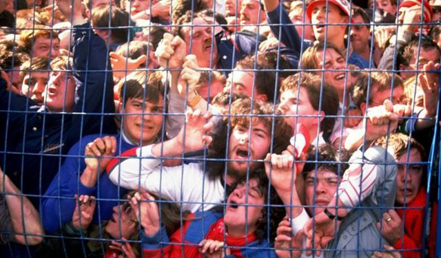 İngiltere'deki futbol taraftarları 30 yıldan uzun süreden sonra yeniden ayakta maç izleyebilecek