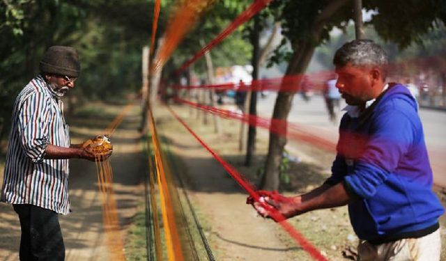 Hindistan'da Lohri Festivali öncesi uçurtma iplerini hazırlayan işçiler