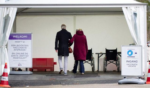 Hollanda'nın Haarlem kentinde Kovid-19 takviye dozları uygulandı