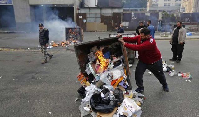 Lübnan'da uzun süredir devam eden ekonomik krize karşı ülke genelinde protestolar başladı