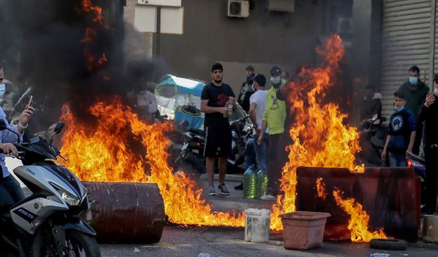 Lübnan'da çok sayıda dükkan mali kriz nedeniyle kepenk indirdi