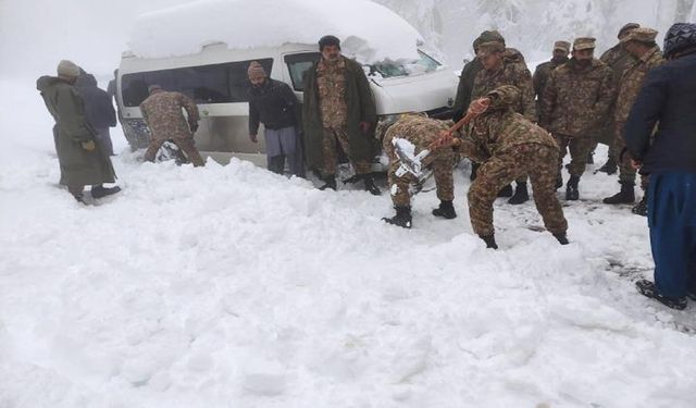 Pakistan'da kar fırtınasında mahsur kalan 22 kişi yaşamını yitirdi