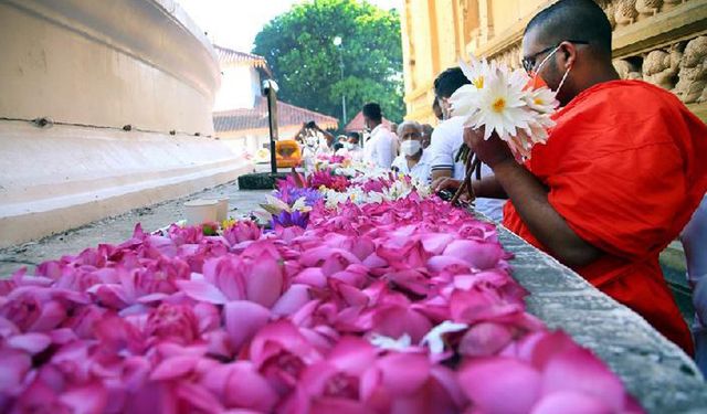 Sri Lanka'da Dolunay Poya Günü kutlandı