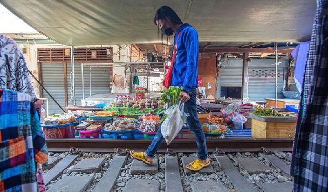 Tren geliyor, dikkat - Tayland'ın 'hayatı riske atan' pazarı