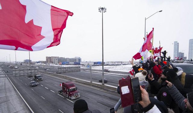 Kanada'da kamyonculardan aşı zorunluluğuna karşı konvoylu protesto